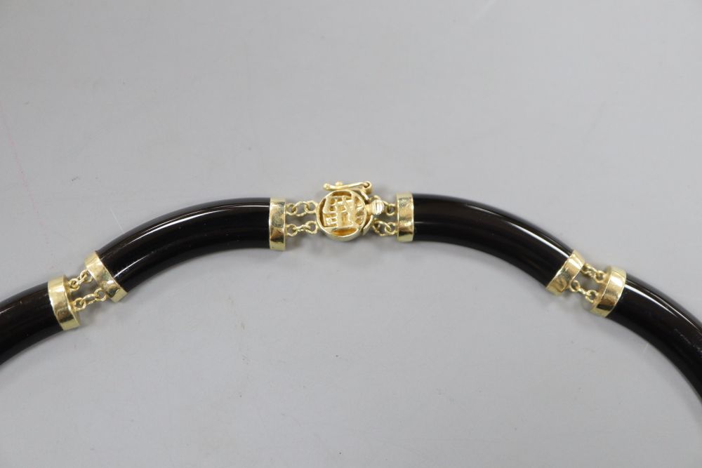 A stylish 9k and curved black onyx link necklace, approx. 40cm, gross 20 grams.